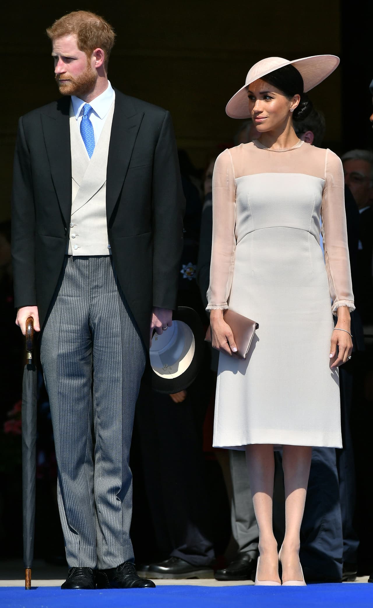 <b>22 de mayo, 2018</b>
<br>Para su primer evento oficial como la nueva duquesa de Sussex, Meghan eligió un vestido Flavia rosa pálido en crepé de seda de la marca británica 
<b><a href="http://www.goatfashion.com/">Goat.</a></b> La pieza tiene mangas y cuello de chifón, falda recta y costura curva en la cintura. Sorprendió 
<b><a href="https://www.univision.com/entretenimiento/realeza/lo-terrible-de-que-meghan-markle-use-medias-en-su-primer-acto-oficial-este-gesto-esconde-una-casi-traicion">el uso de medias veladas</a></b>, contrario a lo hasta ahora había impuesto. Complementó el atuendo con los 
<b><i>stilettos</i></b> de napa de Tamara Mellon y el 
<b>clutch 'Charlie'</b> de seda en color ostión.