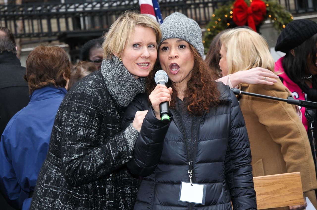También en Nueva York, Cynthia Nixon y Rosie Perez, quienes días antes 
<a href="http://www.univision.com/entretenimiento/robert-de-niro-mark-ruffalo-y-mas-famosos-en-rally-anti-trump-en-ny">participaron en el rally anti-Trump</a>