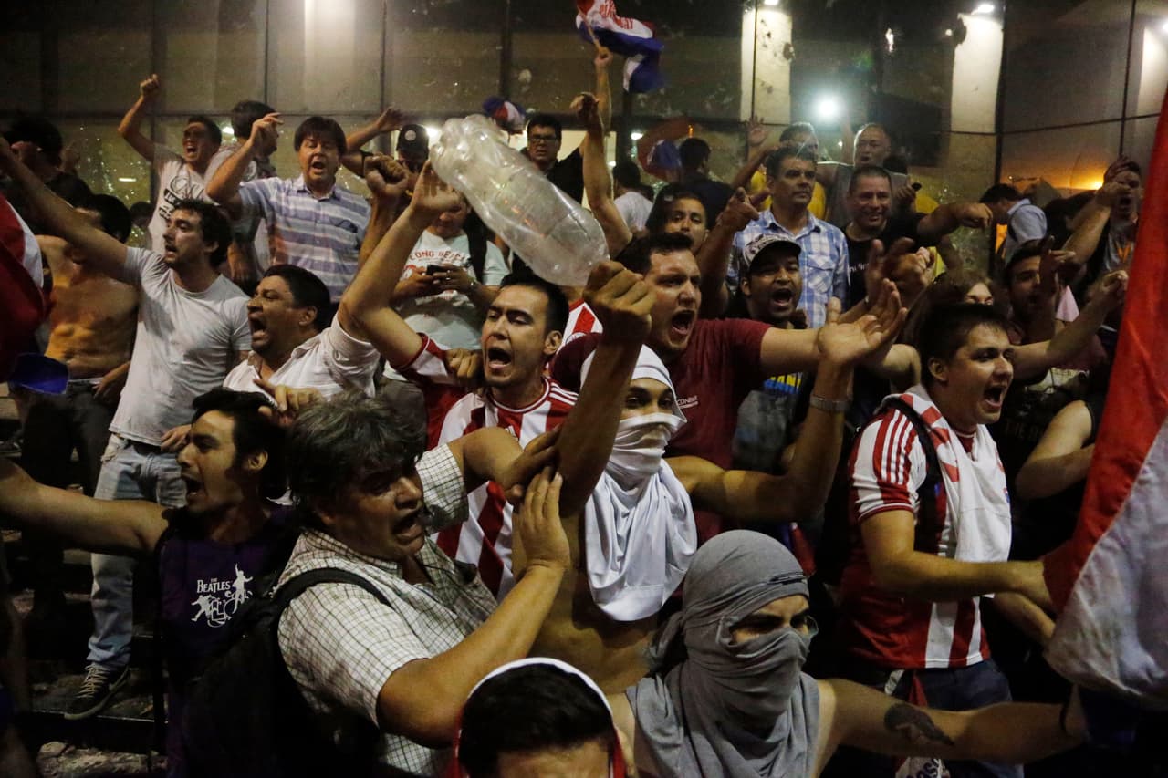 Los manifestantes comenzaron a retroceder hacia una zona comercial y la policía recuperó el control del edificio por la noche, luego de tres horas de choques con quienes protestaban, cuando los bomberos apagaron el incendio.