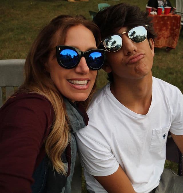 Así de cariñosa se muestra Lili con Lorenzo, su hijo mayor.