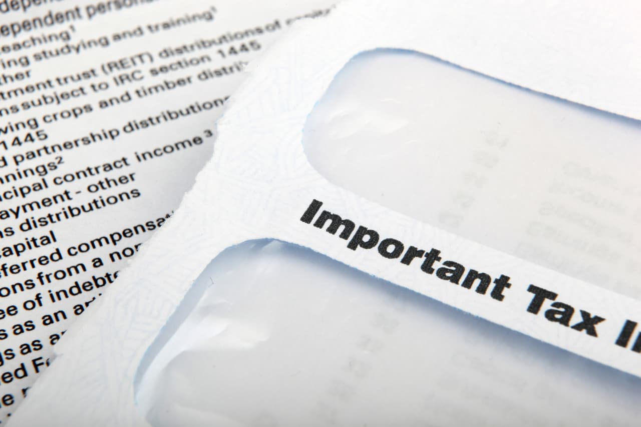 <b>¿Transaste con criptomonedas? Te lo preguntarán en la declaración de impuestos |</b> Una de las preguntas del formulario 1040 consulta si durante el 2020 recibiste, vendiste, enviaste o intercambiaste algún "interés financiero" con una moneda virtual, explica el IRS.
<br>
<br>"Si las únicas transacciones del contribuyente con una criptomoneda durante el 2020 fueron compras de una moneda virtual, no es requerido que respondan 'sí' a esta pregunta", agrega el IRS.