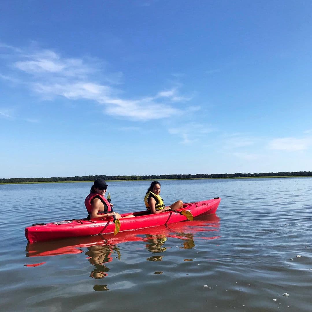 En el mes de agosto, vimos a Karla y Michaella paseando en bote, lo que demuestra que ellas son inseparables y que están cultivando una bella amistad.