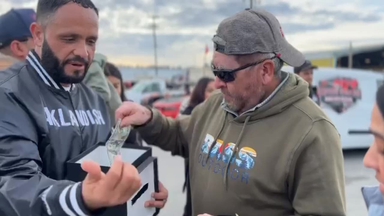 Luis Ortega, organizador comunitario, dijo que el evento reunió a diversas organizaciones civiles y del gobierno. “Gracias a que vimos tu reportaje, estamos aquí todos unidos a los clubs de los diferentes carros, las organizaciones, departamentos de policía y estamos todos muy contentos porque la señora Patricia y su mamá están muy felices de estar a aquí”, dijo.