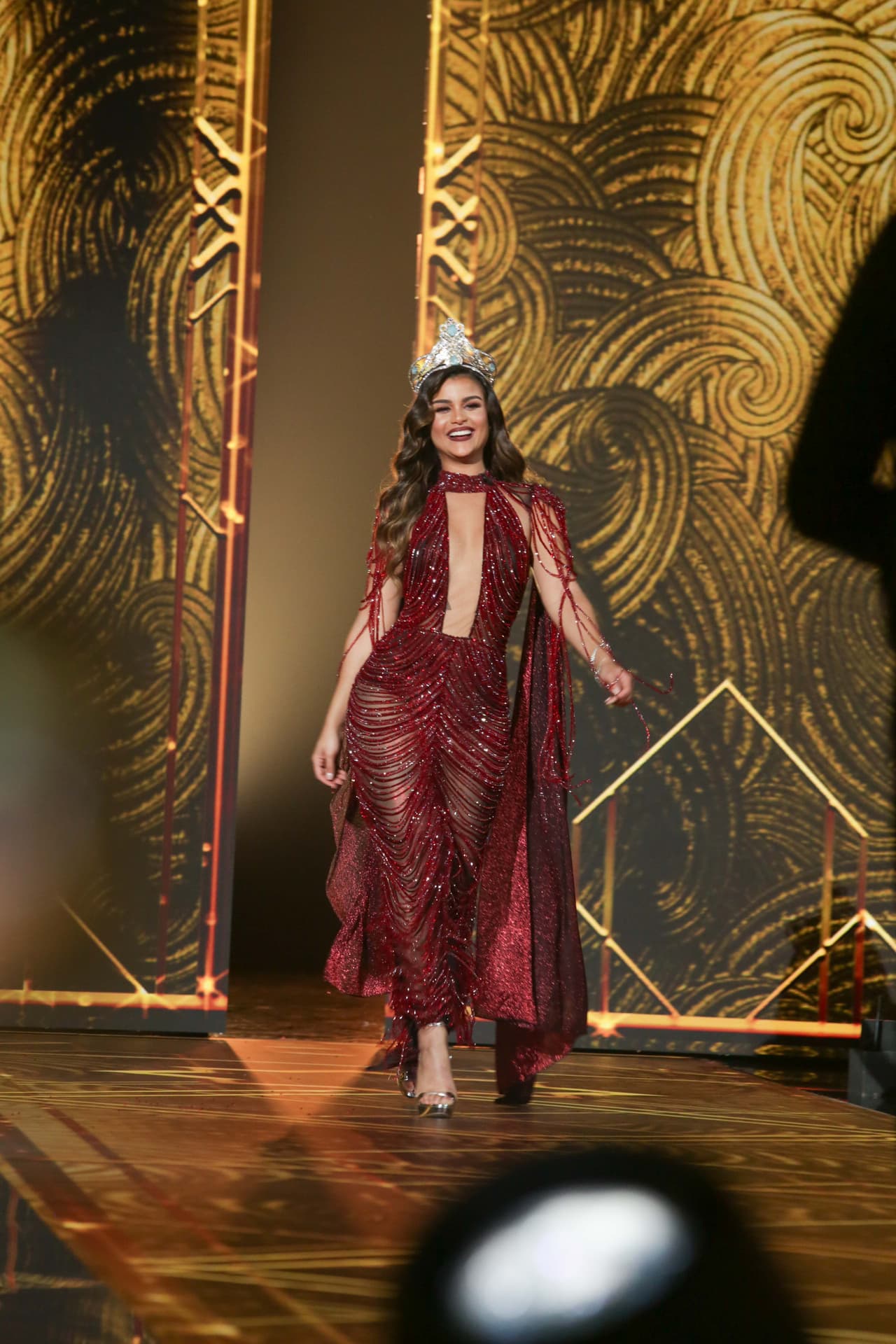 Segundos antes de que apareciera ante el público estábamos viendo la escena donde se besa con el cantante.