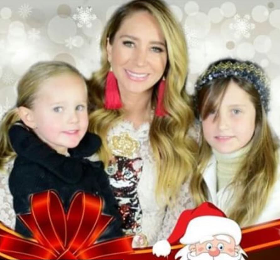 Esta es la primera vez que Geraldine Bazán pasa con sus hijas Elisa Marie y Alexa Miranda, lejos de su todavía esposo Gabriel Soto, de quien se separó hace unos meses. 'Las tres mosqueteras' celebraron la Navidad junto a la madre y el hermano de Geraldine.