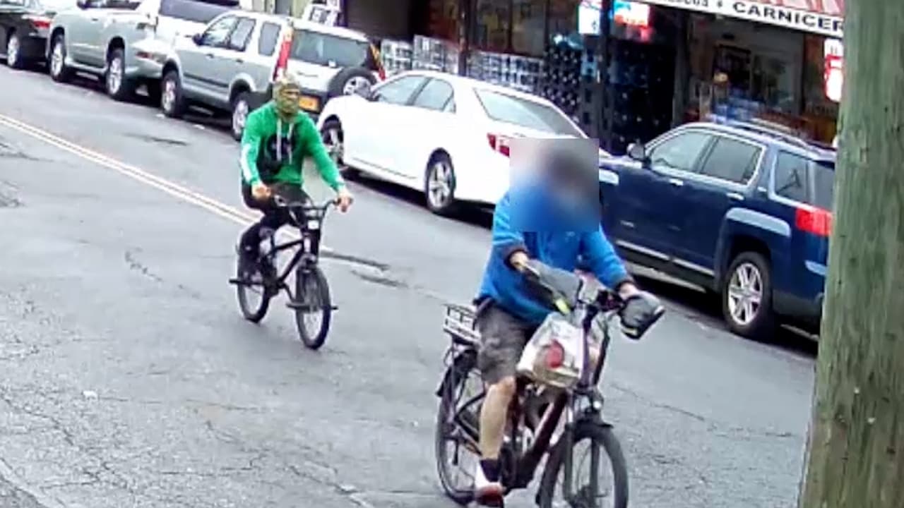 Video: Hombre apuñala por la espalda a repartidor de comida tras perseguirlo en bicicleta en Brooklyn