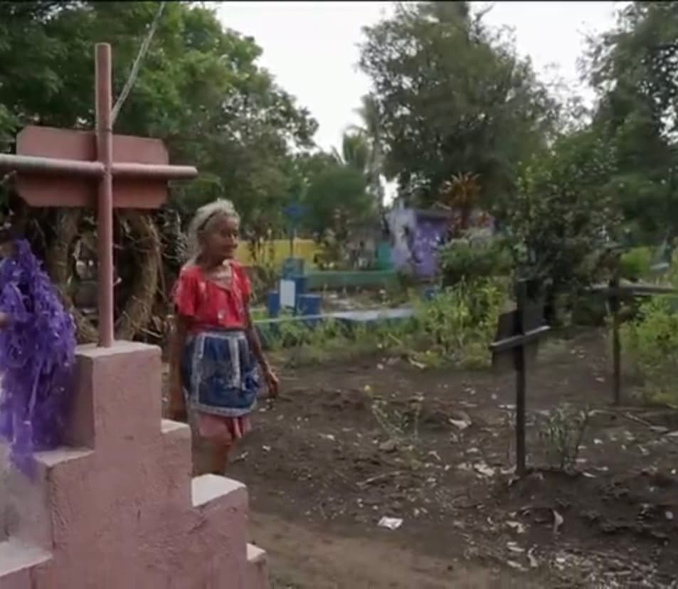 Junto a ellos vive Doña Julia, de 72 años y madre de Mirna, quien es una de las personas de su familia que ha ocupado este ‘callejón del cementerio’ desde hace 35 años, cuando un alcalde de aquel tiempo, les permitió instalarse en ese sitio insalubre que ha ido acumulando más peligros con el correr de los años.
<br>