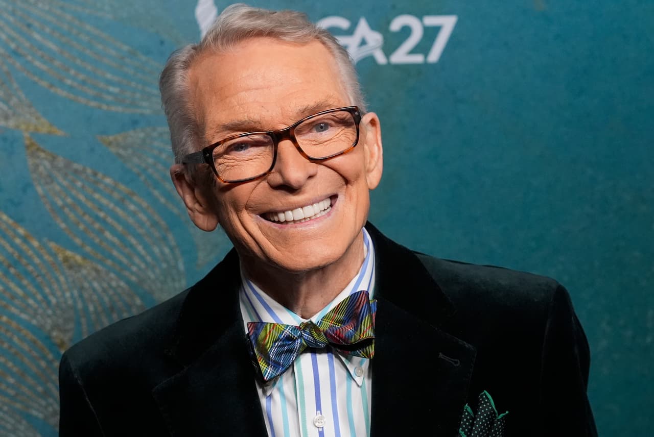 Muere a los 87 años Bob Mackie, el icónico diseñador de las estrellas que vistió a Cher y Madonna y definió el glamour de Hollywood
