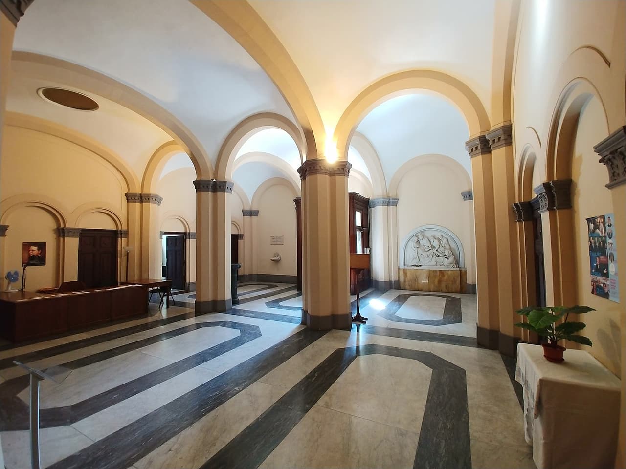 La subasta, de la que informó el Tribunal de Roma, se debe a 
<b>una larga lucha legal entre los herederos del último propietario</b>, el príncipe Nicolò Boncompagni Ludovisi, fallecido en 2018 y descendiente de los papas Gregorio XIII y Gregorio XV. En la imagen: el atrio de la iglesia de San Patrizio en la Villa Ludovisi.