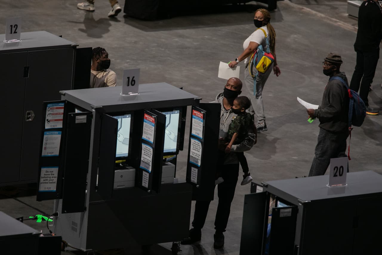 La historia de supresión de votantes de Georgia impulsa una votación anticipada histórica