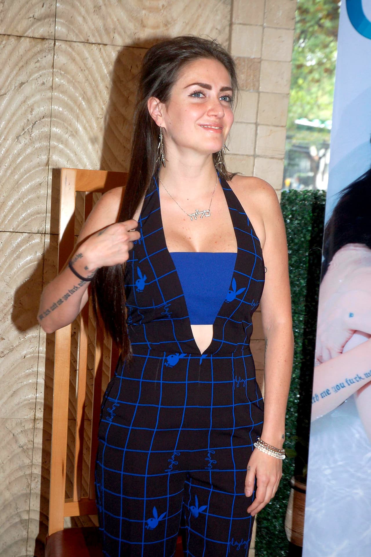 "Saqué una página que es solo de mis fotos, fotos exclusivas sin censura, porque ya ves que como joden que 
<b><a href="https://www.univision.com/shows/hoy/descubre-cual-es-el-sentir-de-alex-lora-acerca-de-que-su-hija-celia-haya-realizado-un-video-erotico-video" target="_blank">'mándame el 'pack''</a></b>, ahí estan los 'packs', pero se tienen que suscribir, también hay videos", explicó.