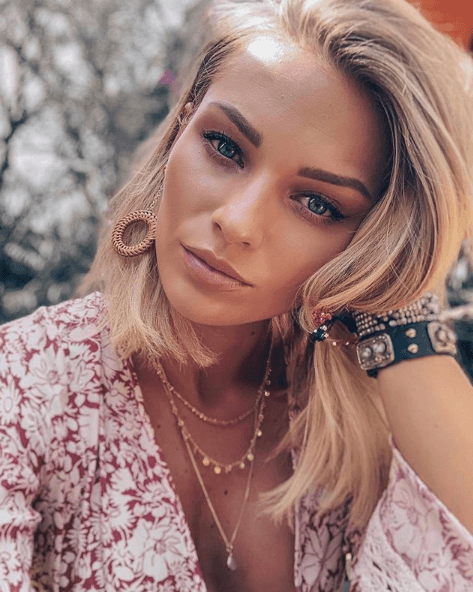 La 
<b><a href="https://www.univision.com/famosos/irina-es-la-mala-esto-dicen-los-hechos-de-la-compleja-relacion-de-gabriel-soto-y-geraldine-bazan-fotos">actriz rusa Irina Baeva</a></b> acudió este 4 de mayo a la primera función de boxeo de la fundación 'No tires la toalla', que lidera su pareja 
<b>Gabriel Soto.</b> En un breve encuentro con reporteros, se le preguntó sobre los rumores que la vinculan con el galán argentino 
<b>Sebastián Rulli.</b>