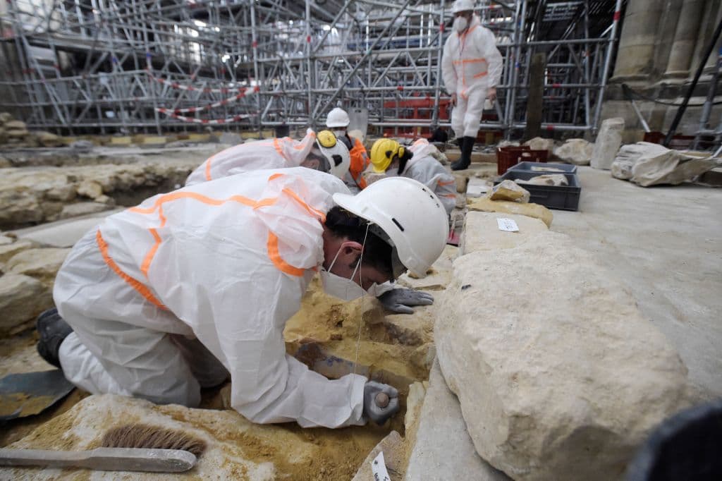 Los expertos tienen hasta el 25 de marzo para excavar los hallazgos arqueológicos porque luego se tiene que seguir con la reconstrucción del tejado. El objetivo es que la catedral pueda reabrir al público en 2024, explicó el responsable de la obra, el general retirado Jean-Louis Georgelin. Reliquias de otros descubrimientos están expuestas en el Museo Louvre.