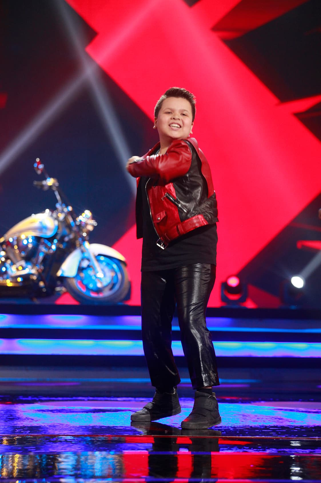 El pequeño interpretó la coreografía del tema 'Torero' de Chayanne.