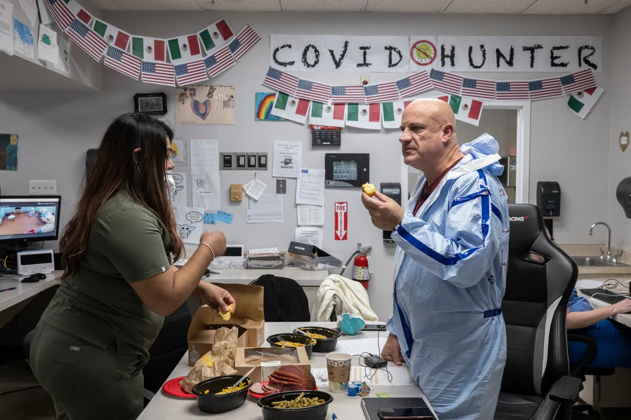 El hombre que aparece en la imagen es el doctor Joseph Varon y trabaja en el United Memorial Medical Center en Houston. Ese jueves fue su 252º día consecutivo de trabajo. En la imagen, el doctor come en la estación de enfermería de la unidad de cuidados intensivos (UCI) COVID-19 durante el Día de Acción de Gracias.
<br>