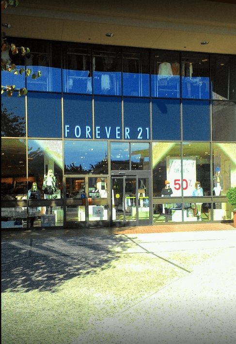 Locación en Del Monte Shopping Center en el número 1500 Del Monte, Monterey, CA 93940.