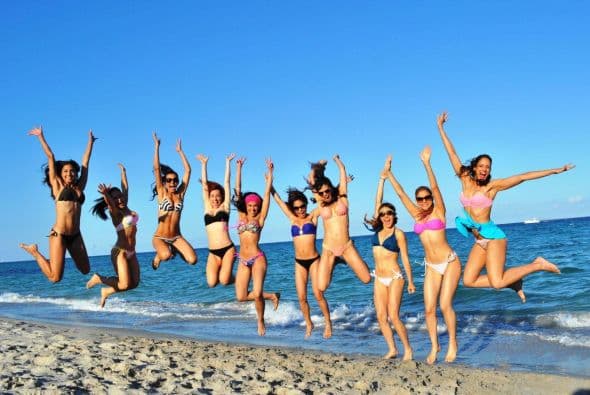 Las chicas de Nuestra Belleza Latina se escaparon a la playa y deleitaron a los caballeros con sus espectaculares curvas latinas.