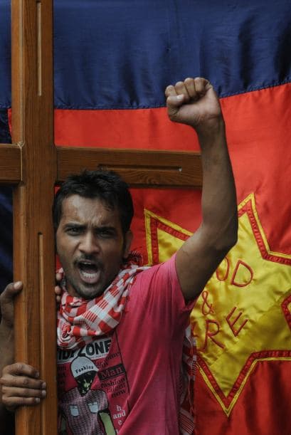 Pakistán amaneció conmocionado por la peor matanza cometida por los talibanes contra la comunidad cristiana, que costó la vida a más de ochenta personas y pone en jaque la estrategia de diálogo del Gobierno con los radicales. El último recuento ha elevado a 82 el número de fallecidos, que aún puede subir dado el estado crítico de varios de los más de 140 heridos ingresados en hospitales de la localidad noroccidental de Pesháwar, en una de cuyas iglesias se produjo la masacre. "No teníamos palabras ante el horror que teníamos delante", explicó hoy a Efe el director de la Liga Interconfesional de Pakistán (APIL), el cristiano Sayid Ishaq, quien visitó ayer junto a diversas autoridades regionales a las víctimas hospitalizadas. "No es solo un atentado contra nuestra minoría, sino también contra la humanidad de este país", dijo Ishaq, quien calificó la situación tras el ataque "como la peor sufrida hasta ahora por los cristianos paquistaníes".