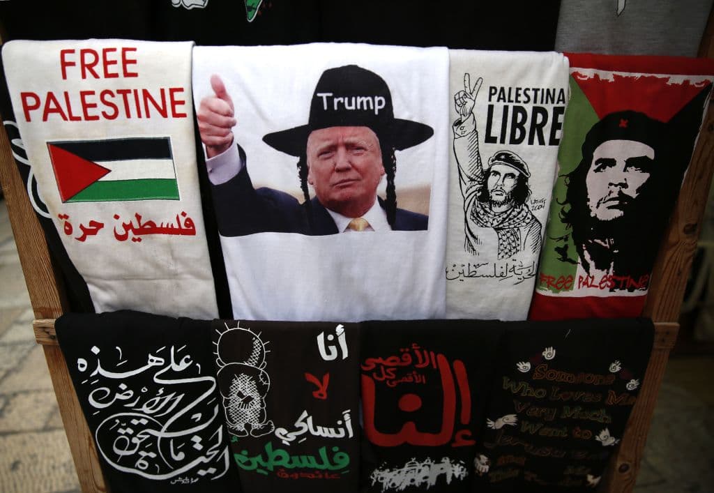 Una tienda de recuerdos en la Ciudad Vieja de Jerusalén muestra una camiseta con una imagen del presidente Trump ataviado como si fuera un judío ortodoxo, junto a otras camisetas que reclaman una Palestina libre.