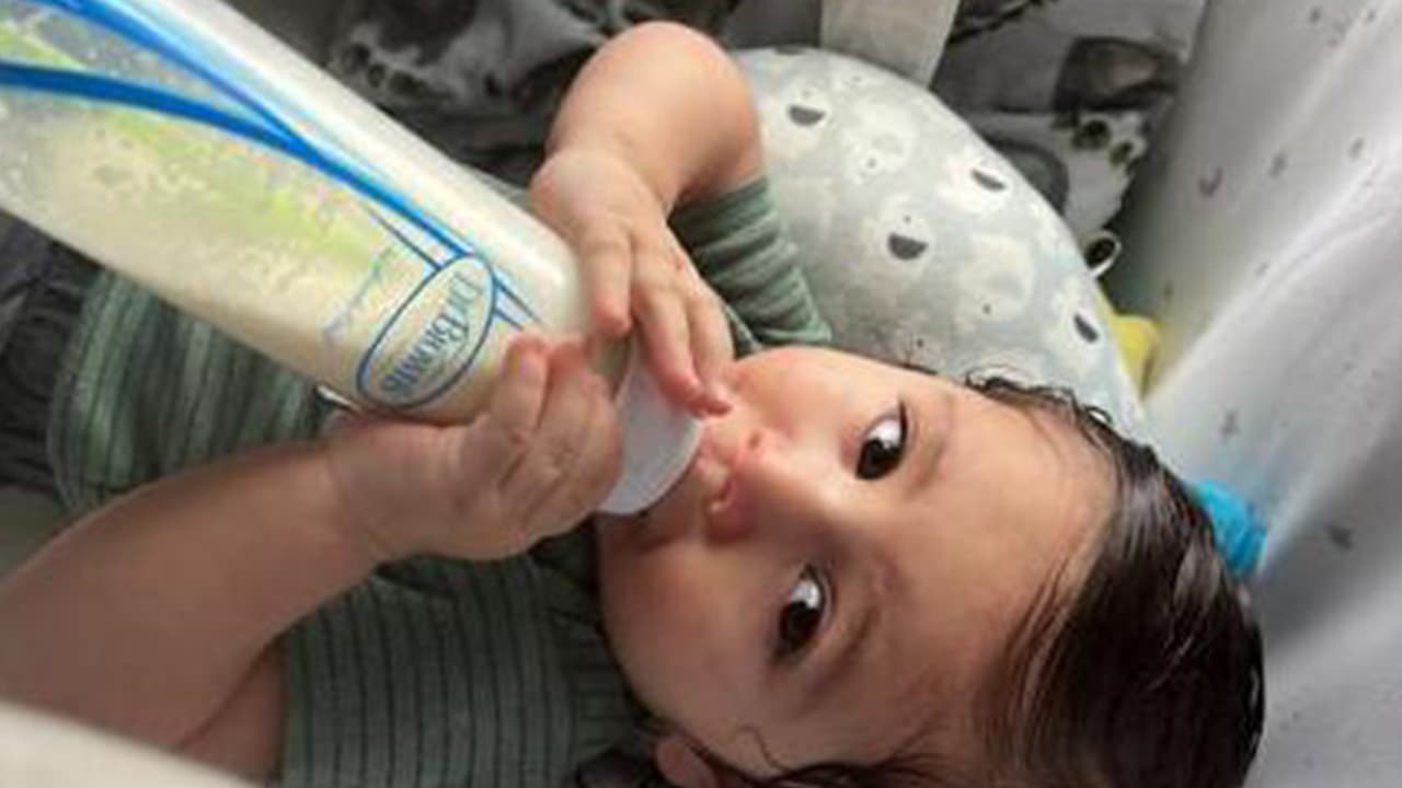 La madre dijo a Univision 45 que comparó los números de lote de la leche que su hijo consumió y se dio cuenta que su bebé había tomado la leche afectada, aunque afortunadamente no presentó problemas. "Da miedo porque están en una etapa en la que si no le das la fórmula no hay otra alternativa, no le puedes dar leche de galón porque le hace daño”, indicó.