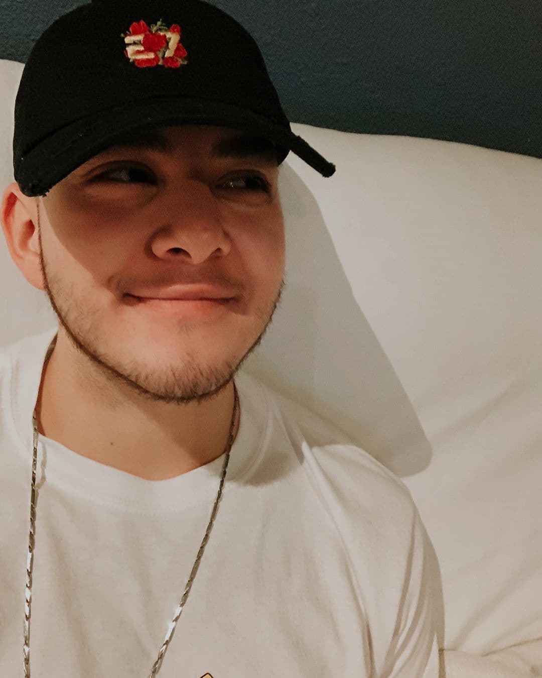 El joven ha expresado que desea formar su propio camino en la industria de la música, es por eso que decidió 
<b><a href="https://www.univision.com/shows/el-gordo-y-la-flaca/sin-el-apellido-rivera-hijo-menor-de-jenni-sigue-los-pasos-de-su-madre-al-estrenar-su-primer-sencillo-video" target="_blank">no llevar el apellido Rivera</a></b>.