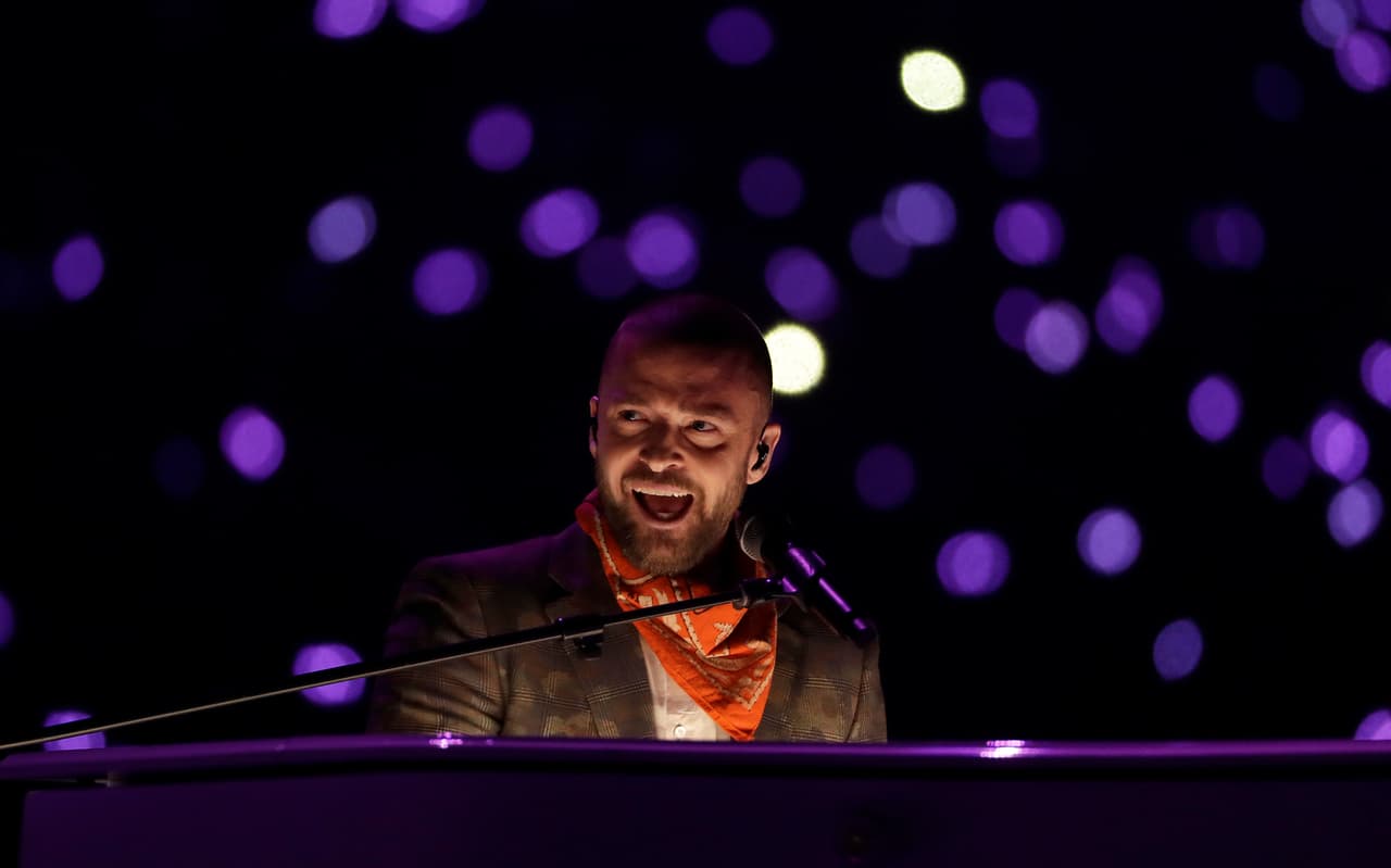 El popular cantante se presentó en el show de medio tiempo del partido entre New England Patriots y Philadelphia Eagles con sus éxitos de hoy y siempre.