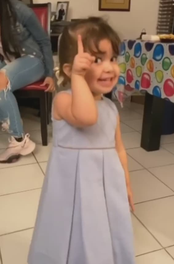 Los papás de la pequeña grabaron un espontáneo video (ahora con más de un millón de reproducciones) en el que la pequeña se emociona al escuchar la canción de Chayanne que lleva su nombre, Salomé, y comienza a bailar y a gozar la música.