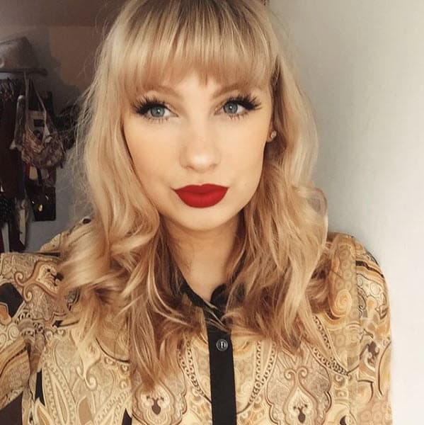 Laura se dedica a imitarla y hasta fabrica los mismos vestuarios que la cantante.