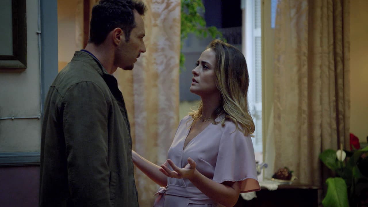 Enfermera en jefe del hospital Aisen, a Raquel le entristece ser una madre y esposa dedicada, pues sospecha que su esposo la engaña pero prefiere guardar las apariencias en púbico.