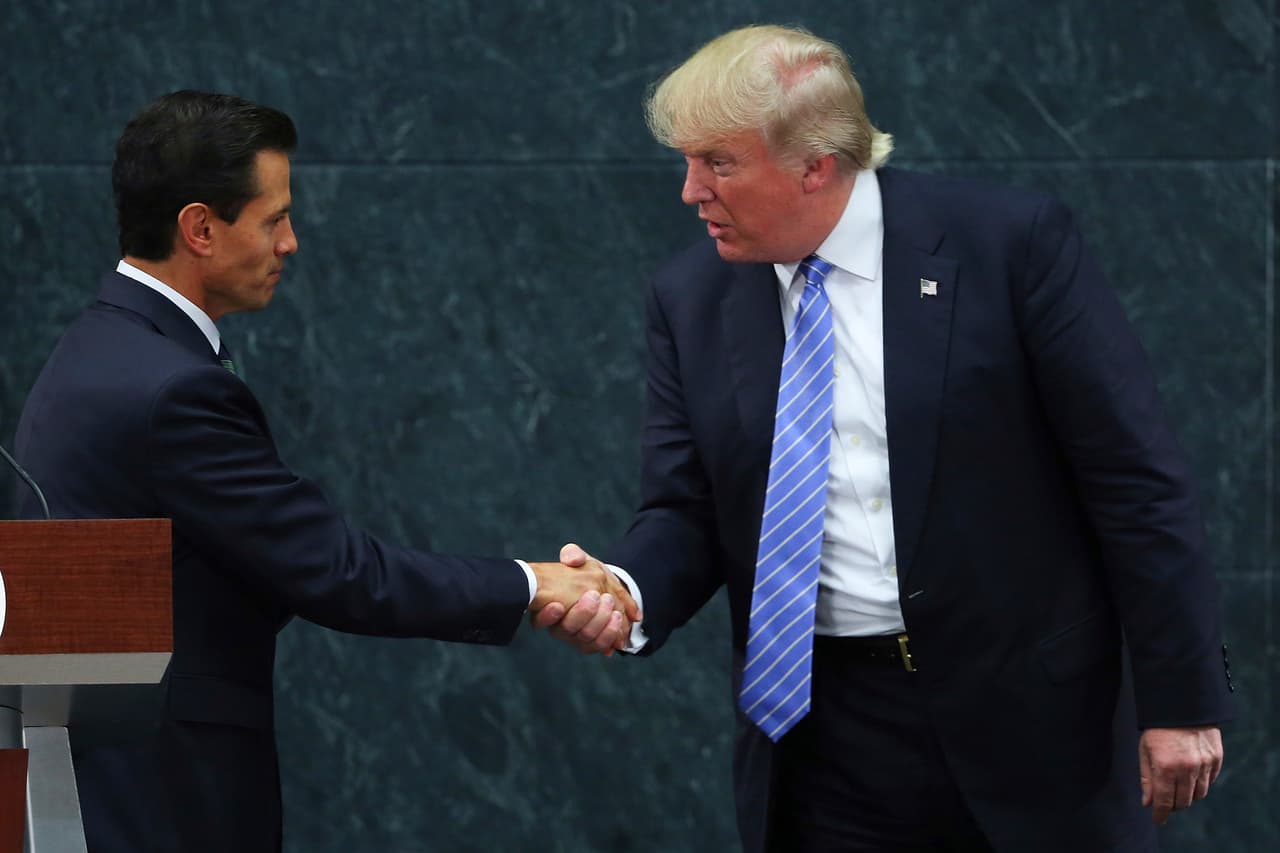 Peña Nieto hincado ante Trump