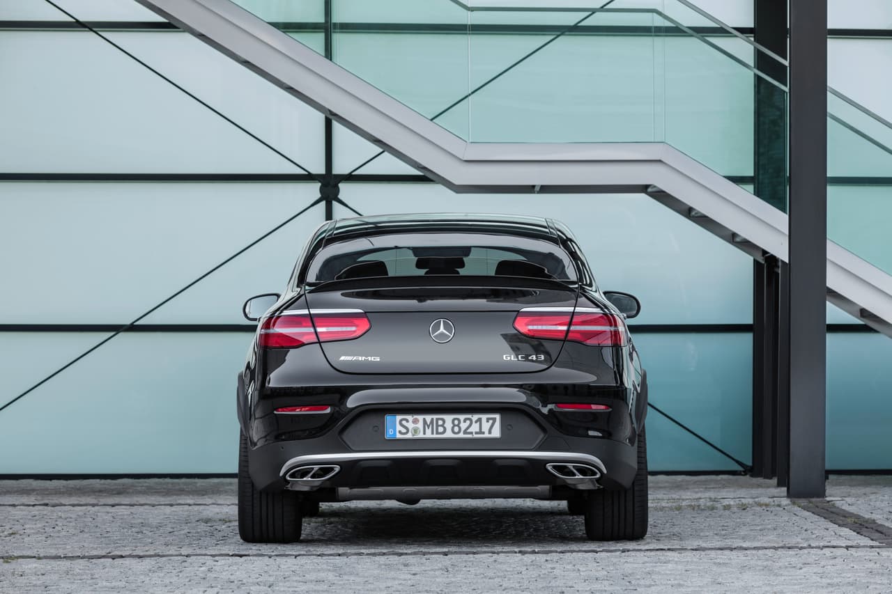 La 
<b>Mercedes-AMG GLC43 Coupe</b> cuenta con un parachoques de diseño exclusivo con detalles cromados que conectan las salidas de escape cromadas. La tapa del baúl cuenta con un atractivo spoiler integrado que junto a los elementos ópticos de frenado le da un aire de familia con el resto de los coupes de Mercedes-Benz.