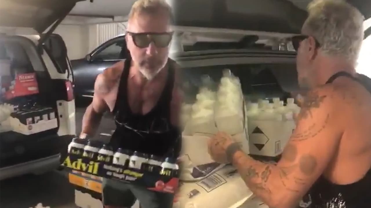 El baile puede esperar: Gianluca Vacchi llena su “primer carro” de ayuda humanitaria para niños de Venezuela