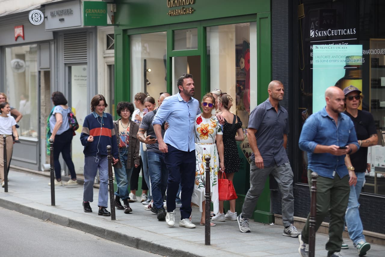 A Emme se le ha visto con gran estilo. Por ejemplo, apareció con una chaqueta marrón y una camiseta amarilla con un gráfico de los Rolling Stones. 
<br>