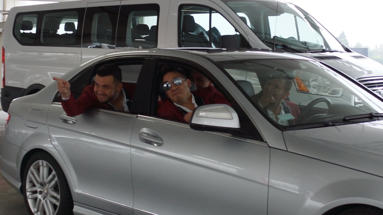 Saludando a todos en la grabación.