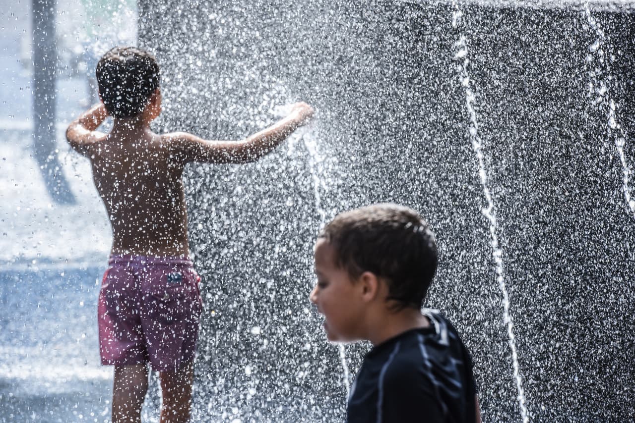 Si estás libre durante la ola de calor, puedes coger tu traje de baño e ir a la piscina o la playa más cercana de tu zona.
<br>