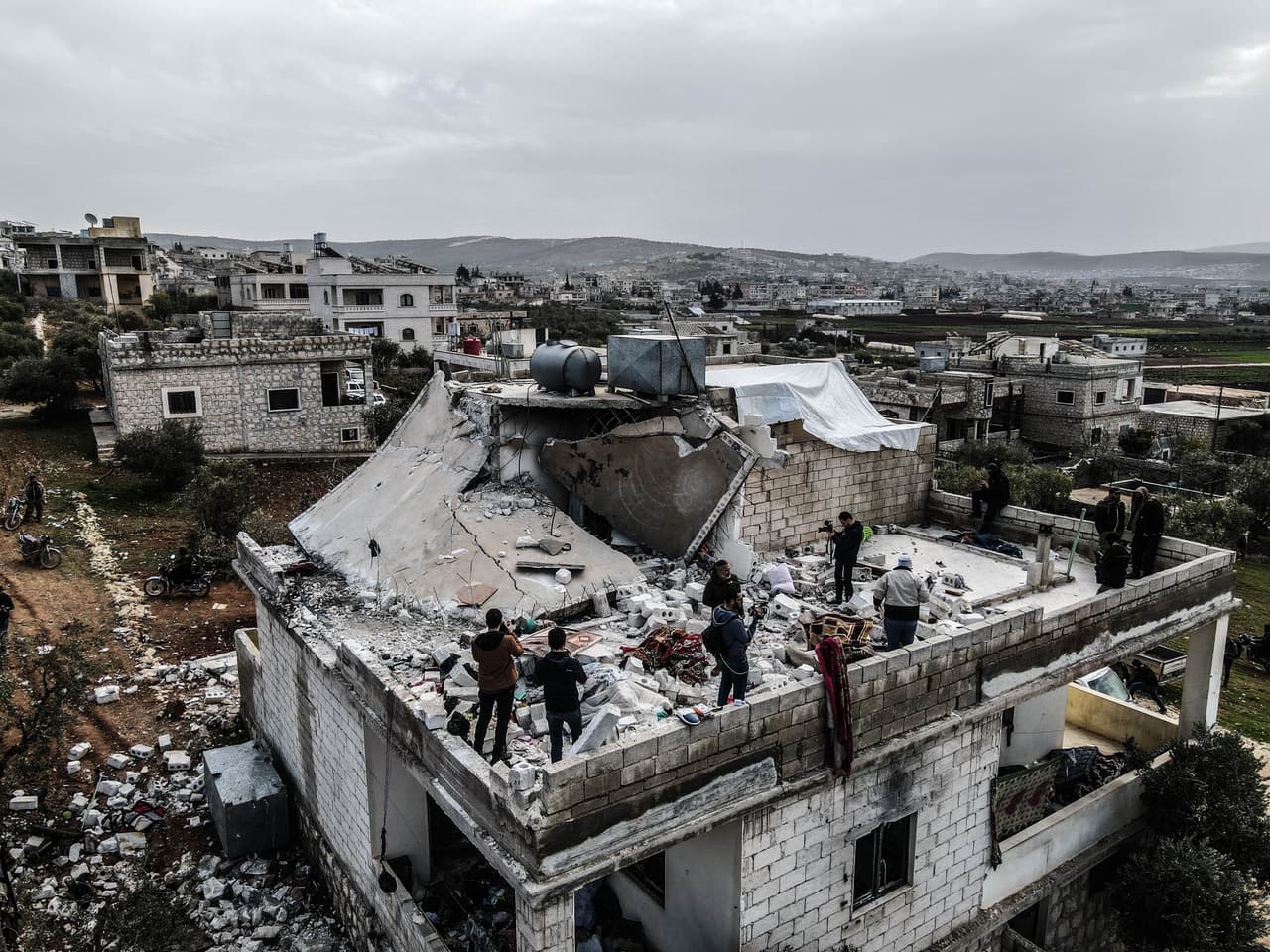 Una vista aérea de la casa atacada por fuerzas especiales de EEUU al noroeste de Siria la madrugada del jueves.
<b>El líder del grupo Estado Islámico fue abatido durante una operación nocturna en una casa de la provincia de Idlib, </b>en el noroeste de Siria, dijo el jueves el presidente Joe Biden.