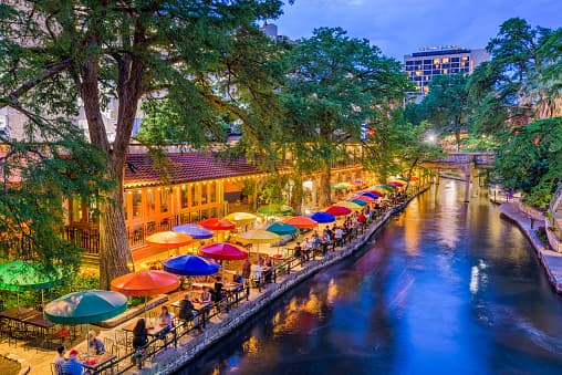 <b>San Antonio, Texas</b>
<br>
<i>Ocupa el puesto número 8 en la lista.</i>
<br>
<br>Porcentaje de población 18-24: 11% 
<br>Renta mensual promedio: $1,184 
<br>Costo anual de comestibles: $2,205.97 Costo anual de atención médica: $999.55 Costo anual de transporte: $3,321.13 
<br>Costo anual de servicios públicos: $1,743.31 Costo anual de necesidades: $22,477.96 Dinero sobrante después de las necesidades: $7,442.04
