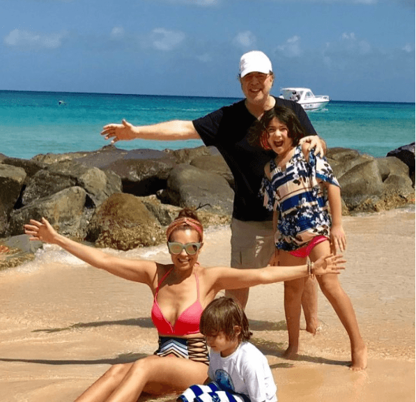 En sus redes sociales, tanto Thalía como Tommy han compartido con sus seguidores imágenes donde aparecen junto a sus dos retoños.