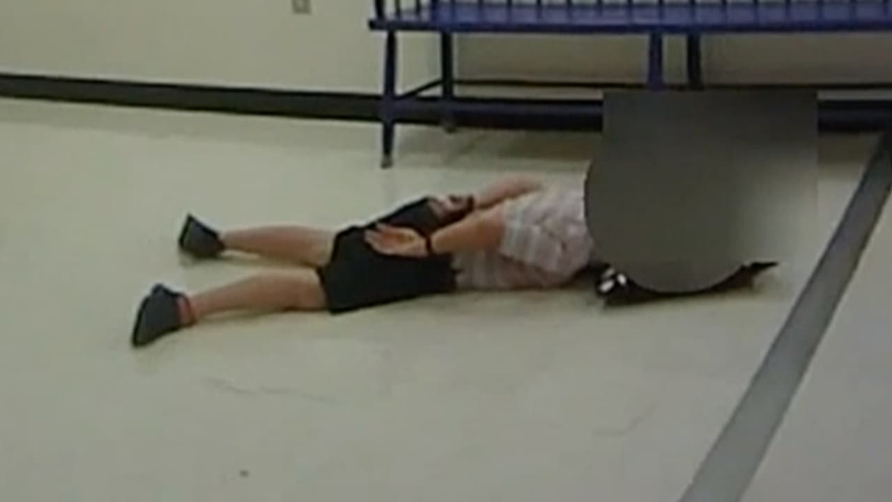 Madre demanda a policía y junta escolar luego que esposaran a su hijo en una escuela de Carolina del Norte