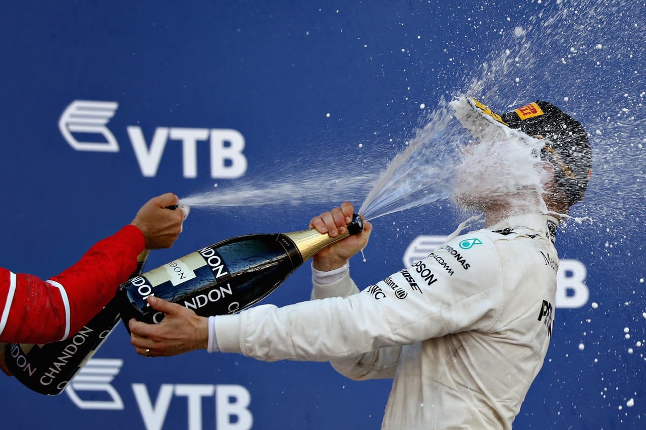 El festejo en el podio con la champaña no se hizo esperar y al finés lo bañaron como es debido para un ganador novato.