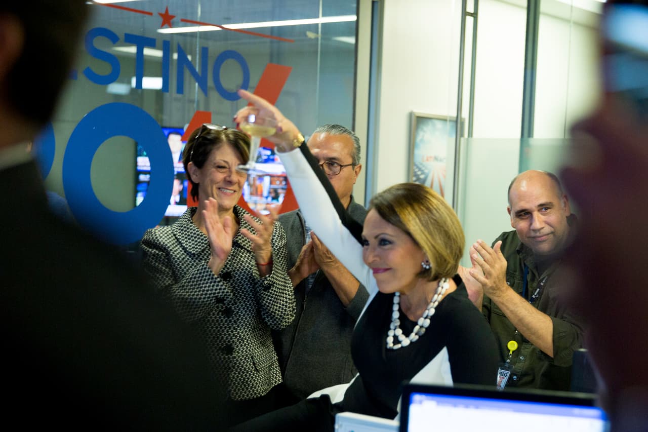 María Elena Salinas brindó para celebrar por el trabajo de su compañero, con quien cada noche informa a los televidentes.