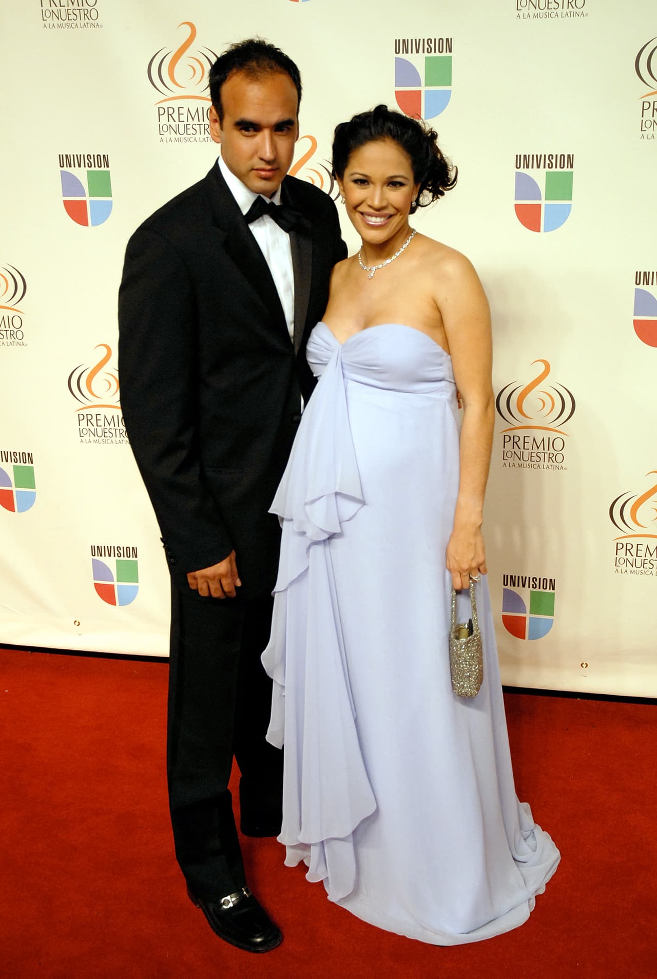 Karla Martínez es otra de las presentadoras de Univision que presumió su amor en una de las alfombras de Premio Lo Nuestro. Este 2021, la conductora mexicana y Emerson Peraza celebrarán 16 años de casados. Así lucieron en el 2007 en la dulce espera de la primera de sus dos hijas.
