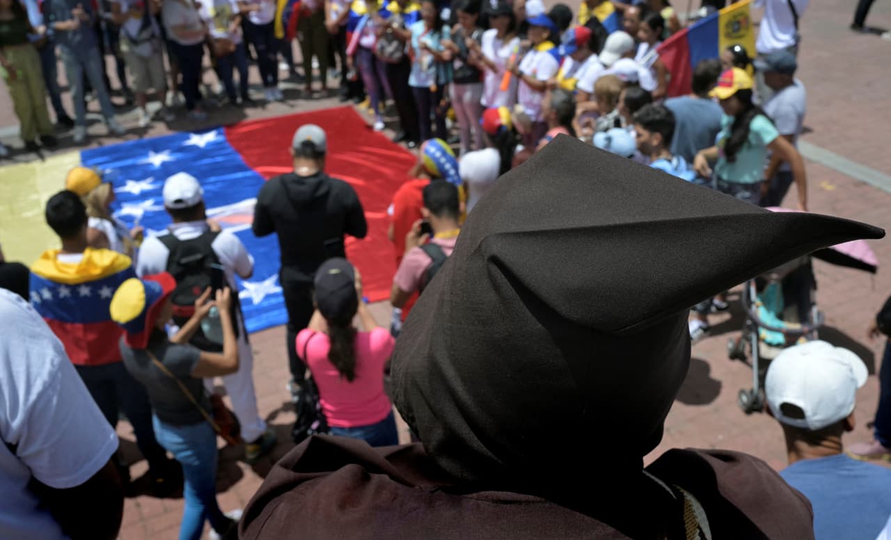 Un creciente número de naciones reconoce al rival opositor de Nicolás Maduro, Edmundo González, como el verdadero ganador.