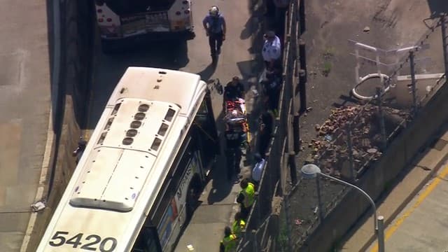 Un accidente entre dos autobuses de New Jersey Transit ocurrió esta mañana en la rampa de entrada a la Terminal de Port Authority. El impacto por alcance dejó 29 personas con heridas menores, incluyendo pasajeros y un conductor, causando retrasos en la terminal.