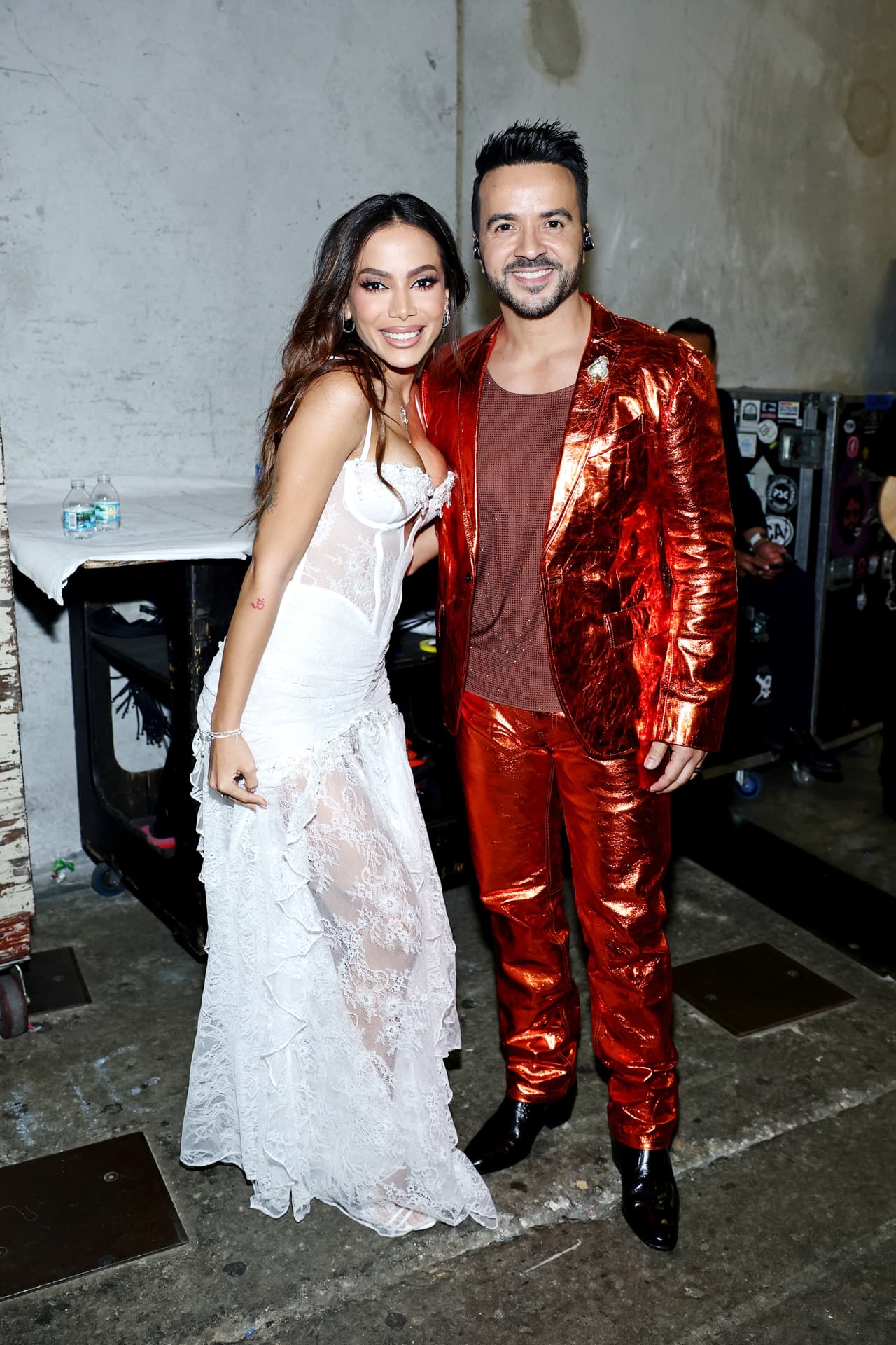 Anitta y Luis Fonsi tras bambalinas.