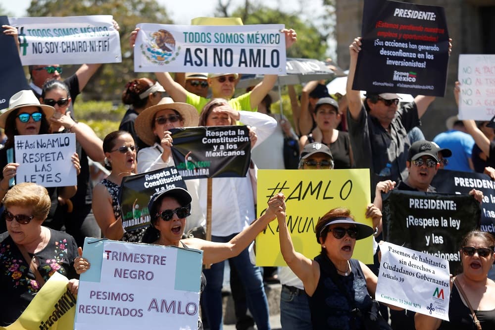 Por su parte, Ernesto Retana, un jubilado, dijo estar "en contra del autoritarismo, del nepotismo y de la falta de respeto al Estado de derecho". Muchos en las manifestaciones mostraron pancartas pidiendo a López Obrador repetar las leyes, la Constitución y a los mexicanos. 
<br>