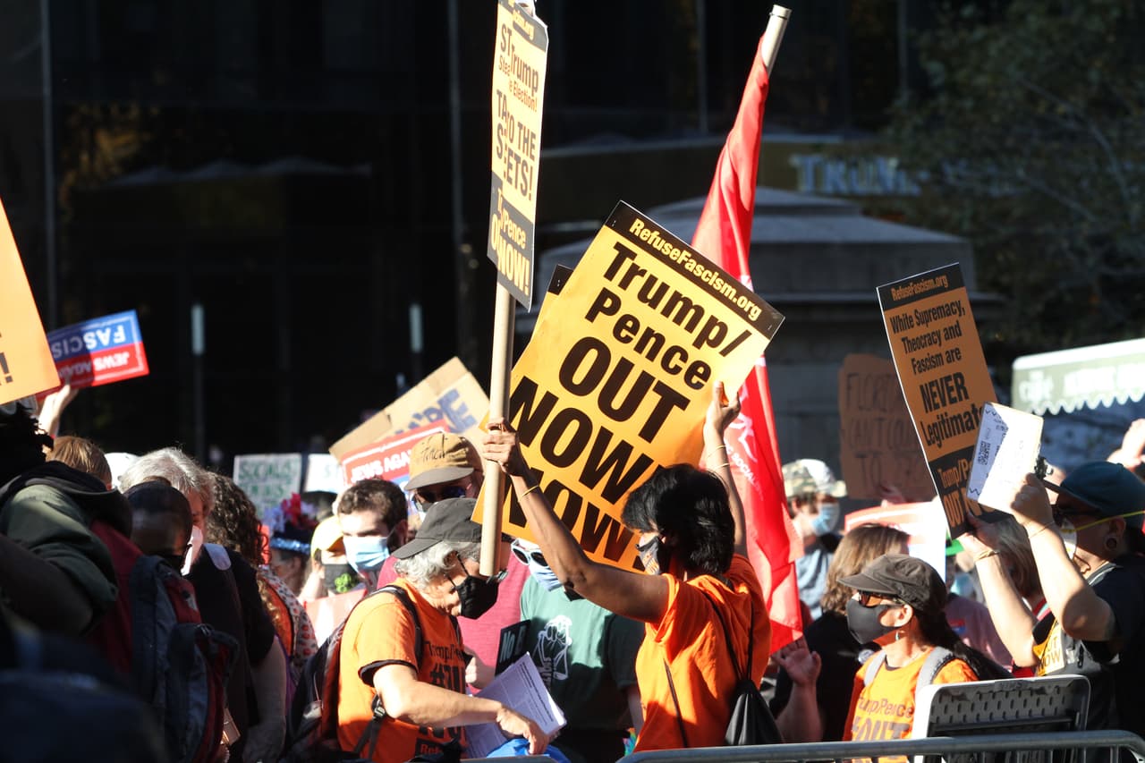 Algunos manifestantes tenían campartas que dicen "Trump/Pence Out Now", diciendo que quieren que el Presidente Trump y el Vice Presidente Pence dejen la Casa Blanca ahora mismo.