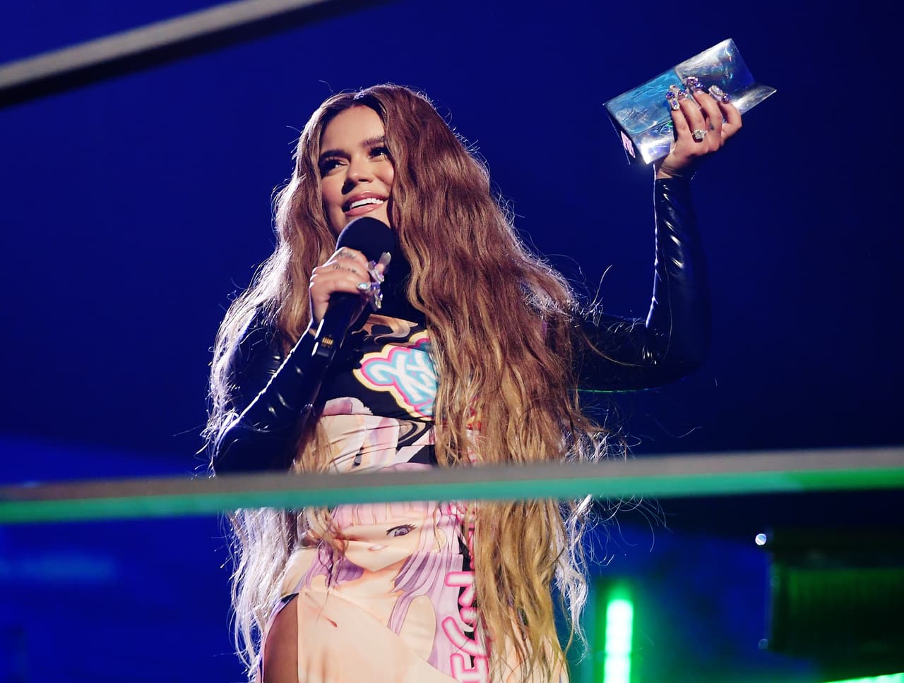 Desde la ruptura con su exnovio Anuel AA, la cantante colombiana abrió las puertas de su vida, aumentando sus interacciones en Twitter, Instagram y otras redes sociales, mostrando más cercanía con fanáticos y seguidores.