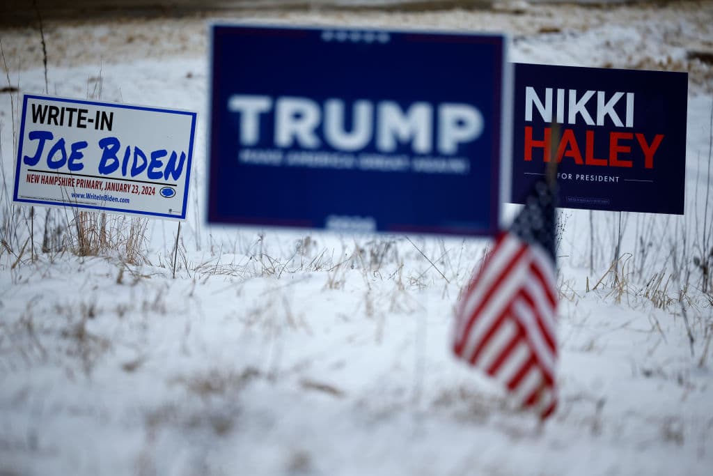 Carteles de Biden, Trump y Haley en New Hampshire. (Photo by Chip Somodevilla/Getty Images)