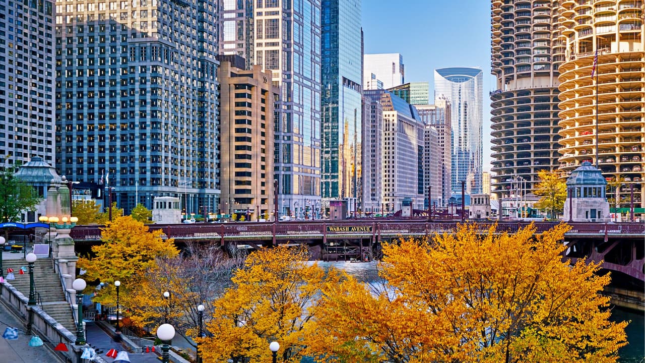 'River Walk' te permite explorar el centro de Chicago, caminando con el río, los árboles y la arquitectura de Chicago. Puedes caminar, y parar por comida en alguno de los cafés que están a lo largo de esta caminaría, además podrás ver más de cerca los famosos puentes de Chicago, desde abajo.